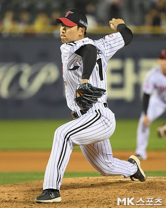 염경엽 감독의 많은 기대를 받고 있는 우강훈. 사진=천정환 기자