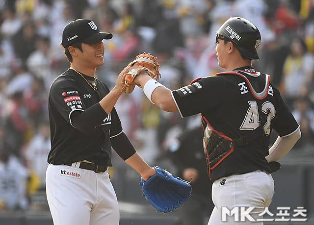 29일 서울 잠실야구장에서 ‘2026 프로야구’ KT 위즈와 LG 트윈스의 경기가 열렸다. 이날 경기는 KT가 6-5로 승리했다. KT 박영현이 기뻐하고 있다. 사진(잠실 서울)=천정환 기자