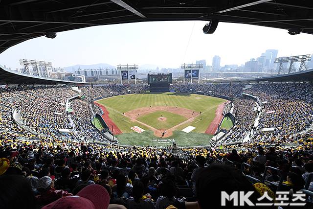 28일 서울 잠실야구장에서 ‘2026 프로야구’ KT 위즈와 LG 트윈스의 경기가 열렸다. KT는 사우어, LG는 치리노스가 선발로 나섰다. 개막전 만원 관중을 기록한 잠실야구장 전경. 사진(잠실 서울)=천정환 기자