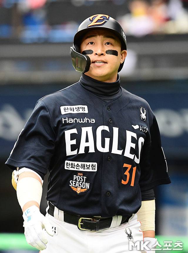 2025년 10월 26일 오후 잠실구장에서 ‘2025 신한 SOL Bank KBO 포스트시즌’ 한화 이글스와 LG 트윈스의 한국시리즈(7전 4선승제) 1차전이 열렸다. 5회초 2사 3루에서 한화 손아섭이 헛스윙 삼진을 당한 후 아쉬워 하고 있다. 사진=김영구 기자