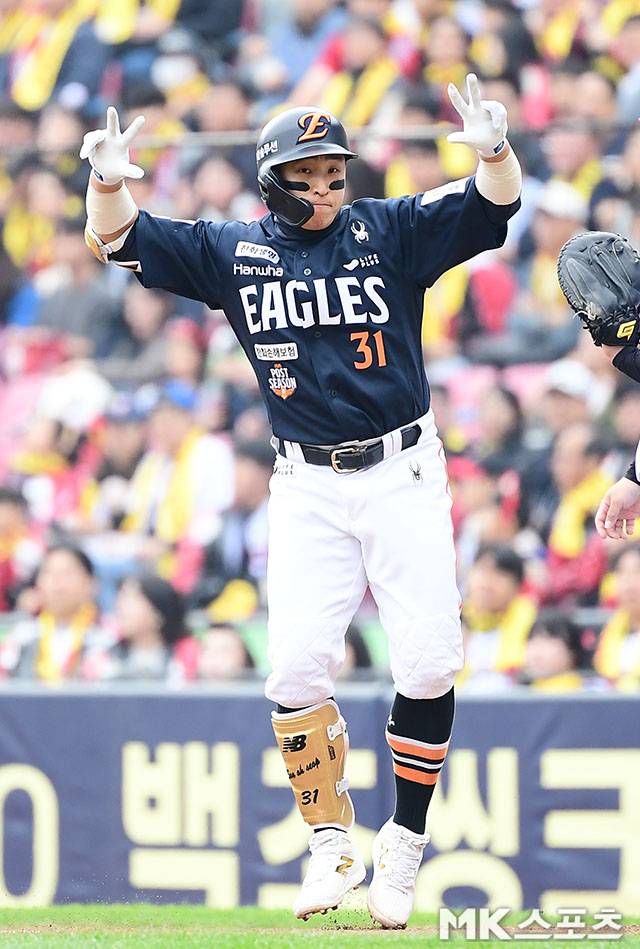 2025년 10월 26일 오후 잠실구장에서 ‘2025 신한 SOL Bank KBO 포스트시즌’ 한화 이글스와 LG 트윈스의 한국시리즈(7전 4선승제) 1차전이 열렸다. 1회초 선두타자로 나온 한화 손아섭이 우전안타를 치고 출루하고 있다. 사진=김영구 기자