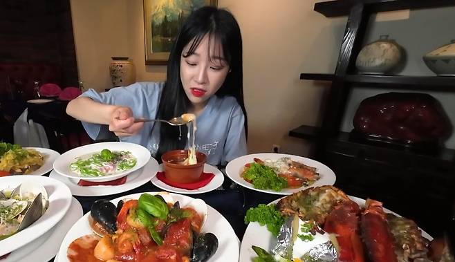 구독자 1310만명을 보유한 먹방 유튜버 쯔양(28·본명 박정원)의 2024년 영상 갈무리 /사진=유튜브 영상 캡