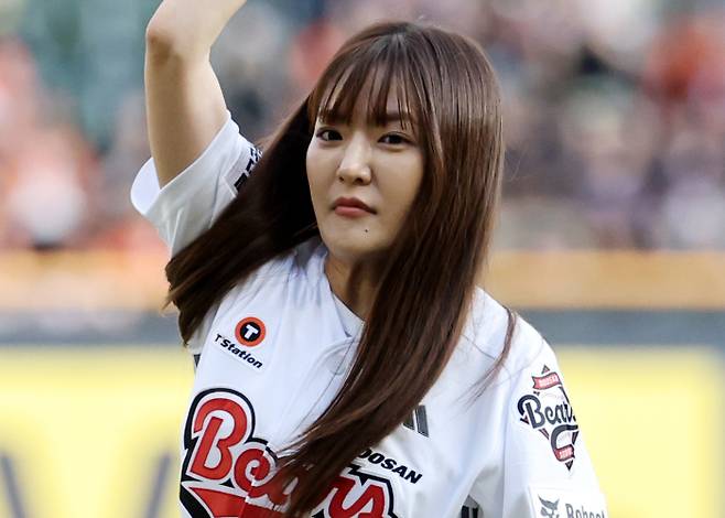 스타 셰프 박은영(35)이 결혼한다.사진은 지난해 7월  박은영 셰프가 서울 송파구 잠실야구장에서 열린 프로야구 '2025 신한 SOL뱅크 KBO 리그' 두산 베어스와 한화 이글스의 경기에서 시구하는 모습. /사진=뉴스1