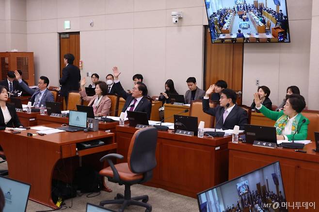 [서울=뉴시스] 고승민 기자 = 곽규택, 나경원 등 국민의힘 법사위원들이 30일 서울 여의도 국회에서 열린 법제사법위원회 전체회의에서  민주유공자 예우에 관한 법률안에 대해 반대 거수 투표를 하고 있다. 2026.03.30. kkssmm99@newsis.com /사진=고승민