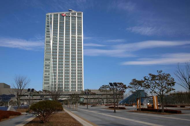 정부의 제도적인 노력과 한전의 주민 맞춤형 지원책이 유의미한 시너지를 낼 거란 예상이다. 사진은 한국전력 본사 전경. /사진=한국전력