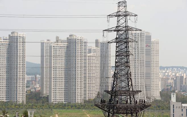수도권 전력 부족 현상이 심각해지는 가운데 주민 수용성을 높이는 데 성공한 해외 사례를 참고해 전력망 확충에 빠르게 나서야 한단 의견이 제기된다. 경기 수원시 장안구 율전동에서 한 송전탑. /사진=뉴스1
