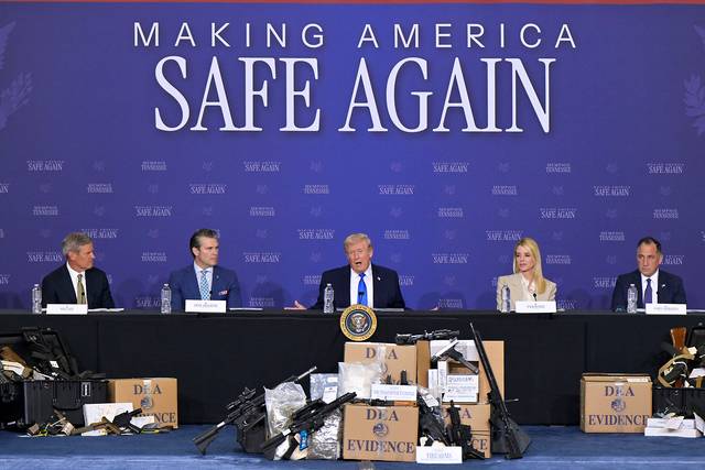 도널드 트럼프(가운데) 미국 대통령이 23일(현지 시간) 테네시주 멤피스의 공군 주방위군 기지에서 열린 행사에서 피트 헤그세스(왼쪽 두 번째) 국방장관 등과 회견을 하고 있다. AP·뉴시스