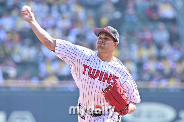 28일 서울 잠실야구장에서 열린 '2026 신한 SOL BANK KBO리그' LG 트윈스와 KT 위즈 경기.LG 치리노스가 선발 투수로 나와 힘차게 투구하고 있다./마이데일리