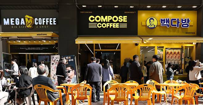 서울 시내의 저가 커피 매장 모습. [연합]