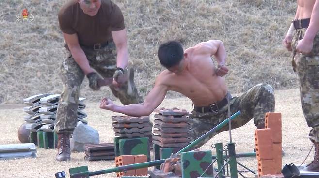 김정은 북한 국무위원장이 특수작전 훈련기지에서 특수부대의 훈련 참관했다. 특수부대원들의 훈련 모습을 조선중앙TV가 29일 방영했다. [연합]