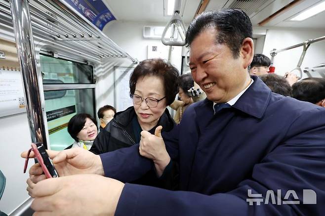 [서울=뉴시스] 조성봉 기자 = 정청래 더불어민주당 대표가 공공부문 차량 5부제 동참을 위해 30일 오전 자택에서 지하철을 타고 국회로 출근 중 시민과 셀카를 찍고 있다. 2026.03.30. suncho21@newsis.com