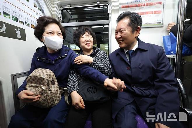 [서울=뉴시스] 조성봉 기자 = 정청래 더불어민주당 대표가 공공부문 차량 5부제 동참을 위해 30일 오전 자택에서 지하철을 타고 국회로 출근 중 시민과 인사를 하고 있다. 2026.03.30. suncho21@newsis.com