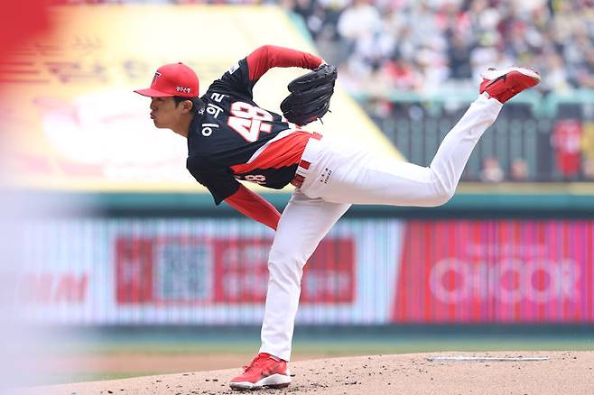 [서울=뉴시스] 프로야구 KIA 타이거즈의 이의리가 29일 인천SSG랜더스필드에서 열린 2026 신한 쏠 KBO리그 SSG 랜더스와의 경기에 선발 등판해 공을 던지고 있다. (사진=KIA 타이거즈 제공) 2026.03.29. *재판매 및 DB 금지