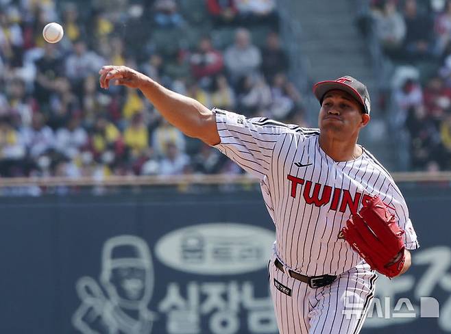 [서울=뉴시스] 배훈식 기자 = 2026 신한 SOL KBO리그가 개막한 28일 오후 서울 송파구 잠실야구장에서 열린 LG 트윈스와 KT 위즈의 경기, 1회초 LG 선발 치리노스가 투구하고 있다. 2026.03.28. dahora83@newsis.com