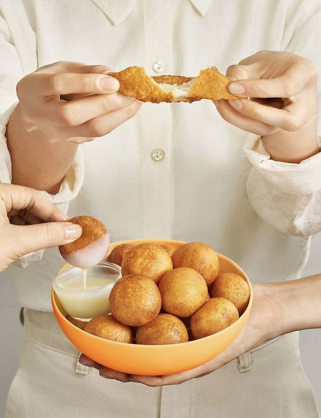 [서울=뉴시스] 던킨 '버터떡 먼치킨'. (사진=던킨 SNS 캡처) *재판매 및 DB 금지