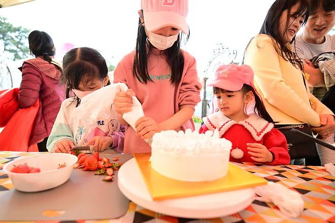 [논산=뉴시스]논산딸기축제 체험장에서 어린이 참가자가 딸기케익 만들기를 하고 있다. (사진=논산시 제공) 2026. 03. 30 photo@newsis.com *재판매 및 DB 금지
