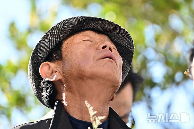 [광주=뉴시스] 이영주 기자 = '청산가리 막걸리 살인 사건'으로 중형을 선고받았던 백모(71)씨가 28일 오후 광주 동구 광주지법에서 열린 재심 선고 공판 결과 무죄를 선고받은 뒤 하늘을 향해 한숨을 내몰아 쉬고 있다. 백씨와 딸(41)은 지난 2009년 청산가리를 넣은 막걸리를 아내와 지인에게 마시게 해 숨지게 한 혐의(존속살인) 등으로 2012년 대법원에서 각기 무기징역과 징역 20년 형을 선고받았으나 검찰의 강압수사 의혹이 불거지면서 2023년 9월 재심이 개시, 이날 사건 발생 16여년 만에 무죄를 선고받았다. 2025.10.28. leeyj2578@newsis.com