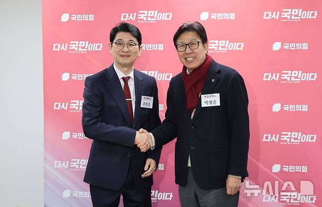[서울=뉴시스] 김금보 기자 = 박형준(오른쪽) 부산시장과 주진우 국민의힘 의원이 11일 오후 서울 여의도 국민의힘 중앙당사에서 제9회 전국동시지방선거 부산시장 후보 공천 면접 심사에 앞서 기념촬영을 하고 있다. 2026.03.11. kgb@newsis.com
