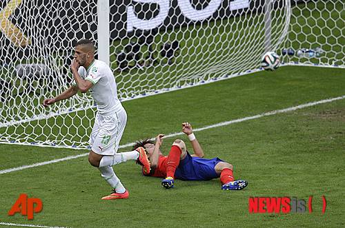 【서울=뉴시스】오제일 기자 = KBS가 브라질월드컵 중계방송에서 웃었다.  시청률조사회사 닐슨코리아에 따르면, KBS 2TV가 23일 오전 4시에 내보낸 '한국 대 알제리' 전이 시청률 14.0%를 기록했다.  같은 시간에 같은 경기를 중계한 MBC TV의 9.2%, SBS TV의 5.1% 시청률을 크게 웃도는 수치다.  '러시아 대 벨기에' 경기 시청률은 KBS 2TV 3.5%, MBC TV 2.6%, SBS TV 2.0% 순이다. '미국 대 포르투갈' 경기도 KBS의 승리다. KBS 2TV(3.6%), MBC TV(3.2%), SBS TV(2.8%) 차례다.  이날 대한민국은 2대 4로 알제리에 패했다. 우리나라 대표팀은 1무1패를 기록해 16강 자력 진출이 어려워졌다.  벨기에가 러시아를 1대 0으로 이겼고, 미국과 포르투갈은 2대 2로 비겼다.  한국 대표팀의 조별 예선 마지막 경기인 벨기에전은 27일 오전 5시 상파울루에서 열린다. kafka@newsis.com