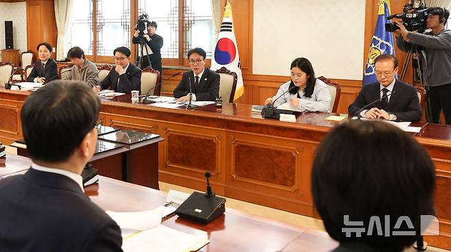 [서울=뉴시스] 김선웅 기자 = 김민석 국무총리가 30일 서울 종로구 정부서울청사에서 열린 반려동물 정책위원회에서 모두발언을 하고 있다. 2026.03.30. mangusta@newsis.com