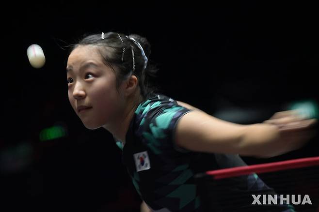 [싱가포르=신화/뉴시스] 신유빈이 26일(현지 시간) 싱가포르에서 열린 2026 월드테이블테니스(WTT) 싱가포르 스매시 여자 단식 16강전에서 왕만위(중국)와 경기하고 있다. 신유빈이 1-3(21-19 7-11 8-11 11-13)으로 패해 8강에 오르지 못했다. 2026.02.27.