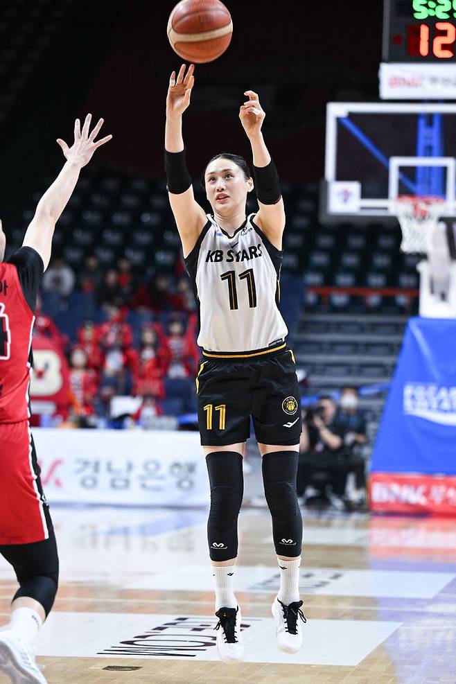 [서울=뉴시스] 여자프로농구 청주 KB국민은행의 강이슬. (사진=WKBL 제공)