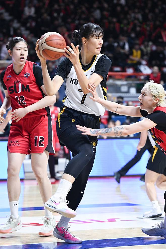 [서울=뉴시스] 여자프로농구 청주 KB국민은행의 박지수. (사진=WKBL 제공)