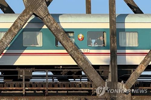 지난 12일 6년 만에 압록강 건너는 북중 여객열차. 객차 한가운데 '평양-베이징'이라는 행선지 표시가 돼 있다. [단둥=연합뉴스]