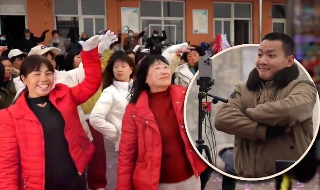 라이브 스트리밍을 진행하는 중국 시골 여성들 [더우인 캡처]