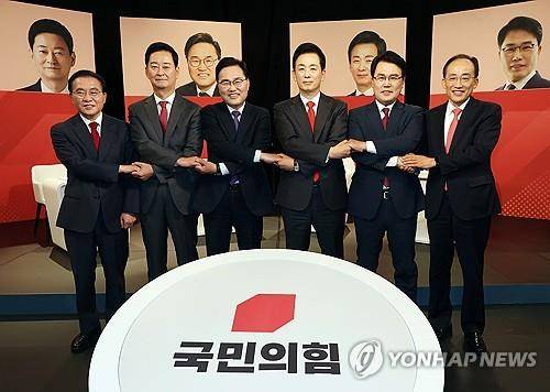 국민의힘 대구시장 후보 토론회 (대구=연합뉴스) 김현태 기자 = 30일 오후 대구 TBC에서 열린 국민의힘 대구시장 후보 1차 비전 토론회에서 윤재옥·최은석·홍석준·유영하·이재만·추경호 후보(왼쪽부터)가 포즈를 취하고 있다. 2026.3.30 mtkht@yna.co.kr