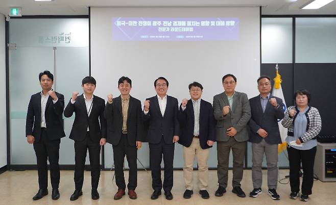 30일 오전 광주연구원이 개최한 '미국-이란 전쟁이 광주·전남에 미치는 영향 및 대응방향' 전문가 라운드테이블 진행 후 참석자들이 기념 사진을 촬영하고 있다. 광주연구원 제공