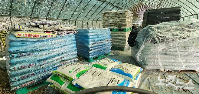 신씨의 농가에 가득 쌓여있는 비료와 퇴비. 임성민 기자