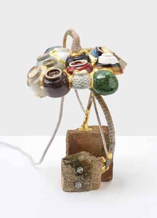 도총에서 발굴한 도자기 파편들을 결합한 조명.