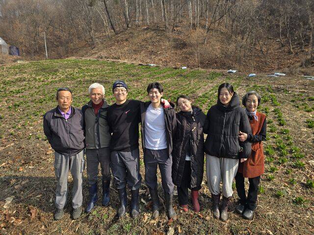 자립을 준비하는 ‘은둔고수’ 장영서(왼쪽 세번째부터)·김기주·김민설·신현재씨와 노아의숲을 운영하는 박주원 대표(왼쪽 두번째)와 진영숙 원장(오른쪽 첫번째)이 막 돋아나는 산마늘밭을 배경으로 서있다.