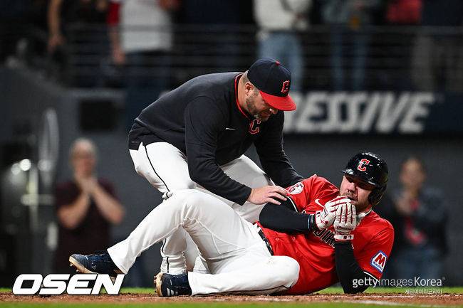 [사진] 클리블랜드 스티븐 보그트 감독(왼쪽)이 안면 사구를 당한 데이비드 프라이의 상태를 살피고 있다. ⓒGettyimages(무단전재 및 재배포 금지)