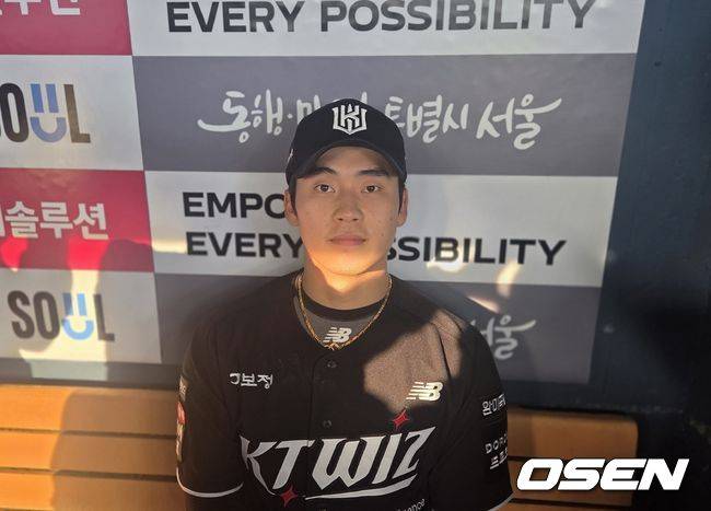 [OSEN=잠실, 한용섭 기자]&nbsp;KT 위즈 마무리투수 박영현이 29일 잠실구장에서 열린 LG 트윈스와 경기에서 1점 차 리드를 지켜내며 이틀 연속 세이브를 기록했다.&nbsp;경기 후 박영현이 취재진과 인터뷰를 하고 있다. /orange@osen.co.kr