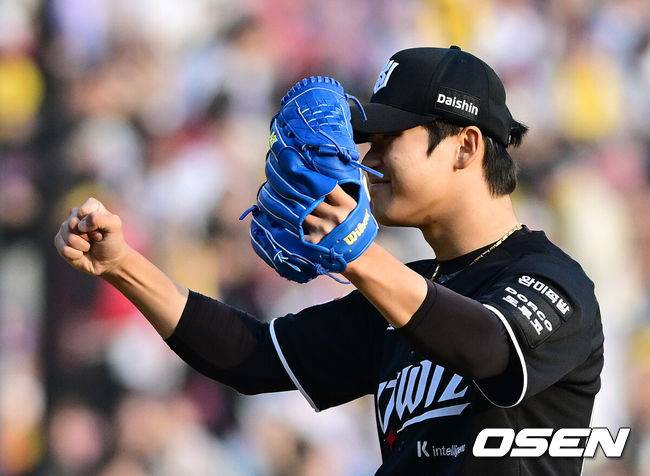 [OSEN=잠실, 지형준 기자] 프로야구 KT 위즈가 LG 트윈스 상대로 개막시리즈를 스윕했다.&nbsp;KT는 29일 서울 잠실구장에서 열린 2026 KBO리그 LG와 시즌 2차전에서 6-5로 승리했다. 허경민이 동점 투런 홈런을 터뜨렸고, 9회초 김현수가 좌익수 앞 땅볼로 결승타점을 올렸다. 9회말 박영현이 등판해 1점 차 리드를 지켜내며 이틀 연속 세이브를 챙겼다.&nbsp;KT 박영현이 승리를 확정 지으며 기뻐하고 있다. 2026.03.29&nbsp;/ jpnews@osen.co.kr