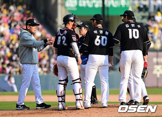 [OSEN=잠실, 지형준 기자] 29일 서울 잠실야구장에서 2026 신한 SOL KBO리그 LG 트윈스와 KT 위즈의 경기가 열렸다. 이날 LG는 임찬규, KT는 소형준을 선발로 내세웠다.9회말 1사 1루에서 KT 이강철 감독이 마운드에 올라 선수들과 이야기를 나누고 있다. 2026.03.29&nbsp;/ jpnews@osen.co.kr