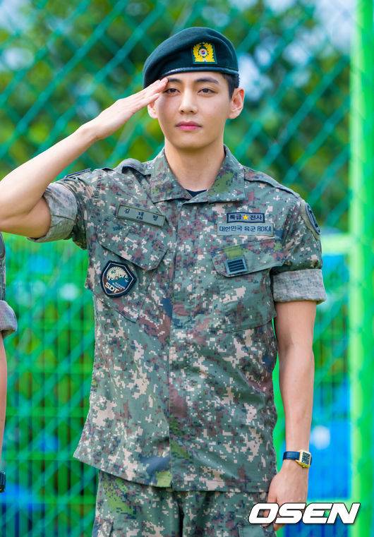 [OSEN=춘천, 박준형 기자] 그룹 방탄소년단(BTS) RM(30·본명 김남준)과 뷔(29·본명 김태형)가 10일 전역했다. 지난 2023년 12월 입대한 RM과 뷔는 각각 육군 제15보병사단, 육군 제2군단 군사경찰 특수임무대에서 군 복무를 이어왔다. 이후 약 1년 7개월 동안 병역의 의무를 마치고 전역하게 됐다. BTS 뷔가 전역식을 마치고 인사하고 있다.   2025.06.10 / soul1014@osen.co.kr