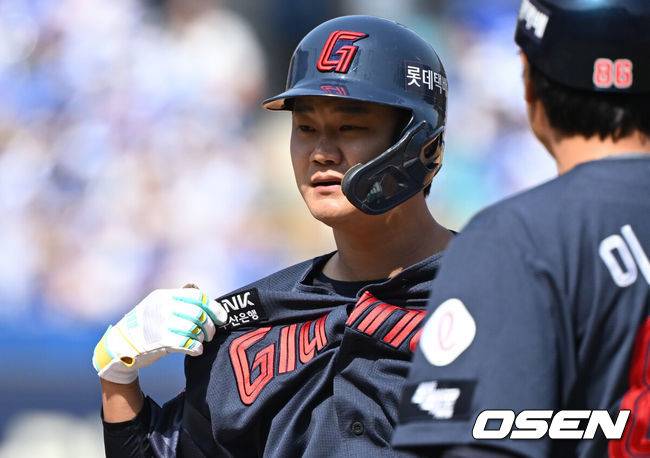 [OSEN=대구, 조은정 기자]시범경기 1위를 차지한 프로야구 롯데 자이언츠가 정규 시즌 개막전을 승리로 장식하며 기분좋게 출발했다.롯데는 28일 대구삼성라이온즈파크에서 열린 삼성 라이온즈와의 원정 경기에서 6-3으로 이겼다.&nbsp;1회초 1사에서 롯데 손호영이 중견수 왼쪽으로 안타를 날린 뒤 세리머니를 하고 있다. 2026.03.28 /cej@osen.co.kr