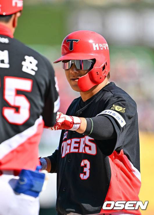 [OSEN=인천, 민경훈 기자] 28일 인천 SSG랜더스필드에서 ‘2026 신한 SOL KBO리그’ SSG 랜더스와 KIA 타이거즈의 개막전이 열렸다.이날 경기에서 SSG은 화이트를, KIA는 네일을 선발로 내세웠다.5회초 무사 주자 만루 KIA 김선빈이 우익수 앞 2타점 적시타를 때린 후 1루에서 기뻐하고 있다. 2026.03.28&nbsp;/ rumi@osen.co.kr