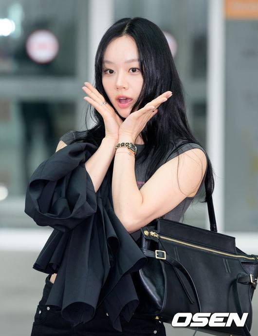 [OSEN=이대선 기자] 배우 혜리가 30일 오전 해외 일정차 인천국제공항을 통해 출국했다.혜리는 드라마 ‘그대에게 드림’에서 배우 황인엽과 호흡을 맞출 예정이며 디즈니+ 예능 ‘스타일 워즈’ MC로도 활약을 예고하고 있다.혜리가 출국장으로 이동하며 인사를 하고 있다. 2026.03.30 /sunday@osen.co.kr
