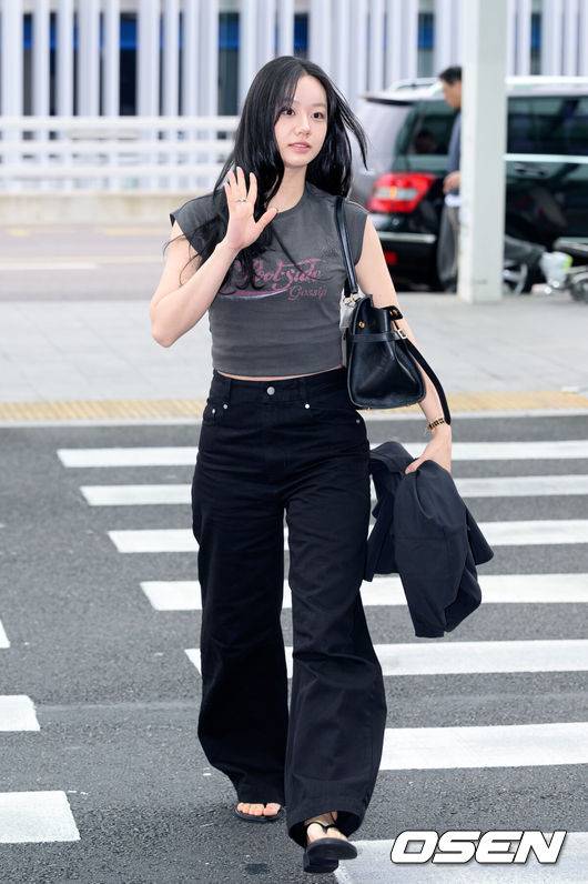 [OSEN=이대선 기자] 배우 혜리가 30일 오전 해외 일정차 인천국제공항을 통해 출국했다.혜리는 드라마 ‘그대에게 드림’에서 배우 황인엽과 호흡을 맞출 예정이며 디즈니+ 예능 ‘스타일 워즈’ MC로도 활약을 예고하고 있다.혜리가 출국장으로 이동하며 인사를 하고 있다. 2026.03.30 /sunday@osen.co.kr