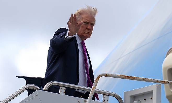 미국 플로리다주 마러라고 리조트에서 주말을 보낸 도널드 트럼프 대통령이 지난 29일(현지시간) 백악관 복귀를 위해 플로리다 팜비치 공항에서 전용기 ‘에어포스원’에 탑승하며 환송객들한테&nbsp;손을 흔들고 있다. AP연합뉴스