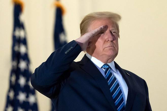 거수경례를 하는 도널드 트럼프 미국 대통령. SNS 캡처