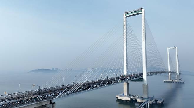 29일 인천 서구 로봇랜드 인근에서 출발한 ‘2026 청라하늘대교 마라톤대회’ 참가자들이 인천 앞바다 위로 시원하게 솟은 청라하늘대교 위를 달려나가고 있다. 도준석 전문기자