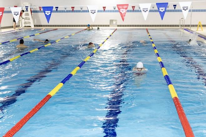 시민들이 지난해 개관한 서울 영등포구 신길 책마루 문화센터 수영장을 이용 중이다. 영등포구 제공