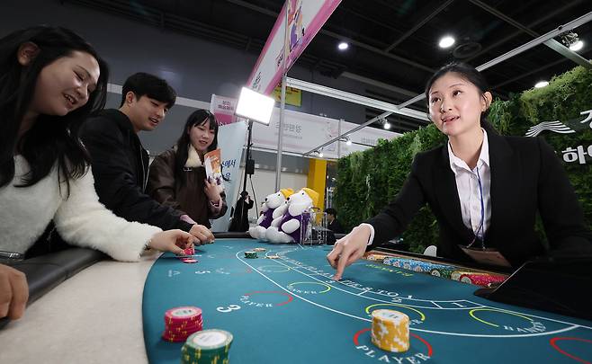 서울 서초구 양재 aT센터에서 열린 2025 공공기관 채용박람회에서 구직자들이 강원랜드 부스에서 카지노를 체험하고 있다. 뉴스1
