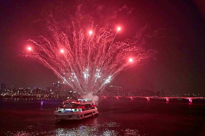 Spotify X BTS SWIMSIDE 크루즈에서 방탄소년단 신곡에 맞춰 펼쳐진 불꽃놀이. 사진 제공=스포티파이