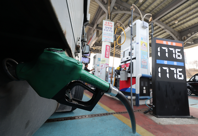 26일 서울 서초구 만남의광장 주유소에서 시민들이 주유를 하고 있다. 연합뉴스